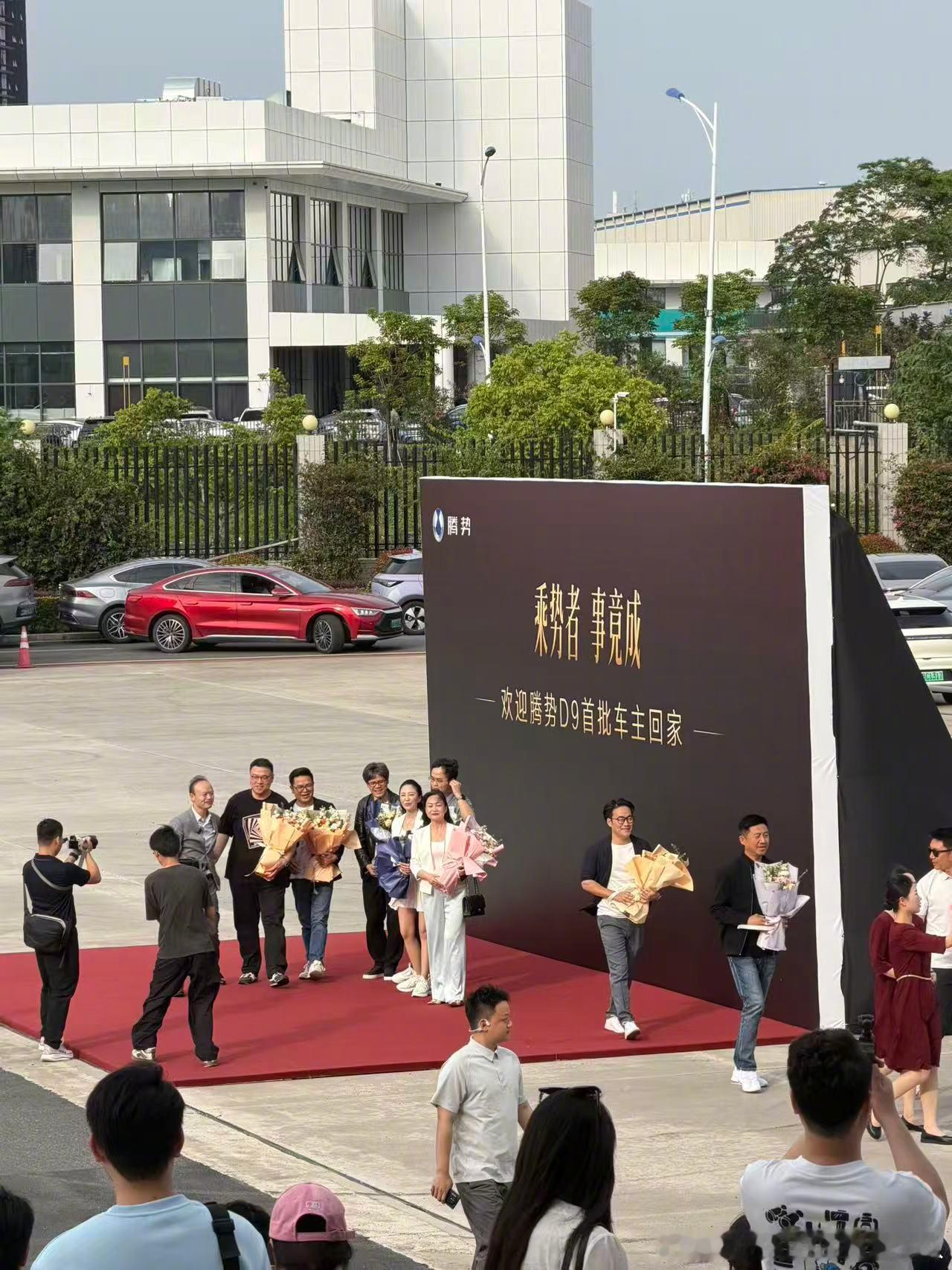 一架直升机，十位旧相识。腾势D9把老车主宠上天了腾势此举，意在人心。2026北京