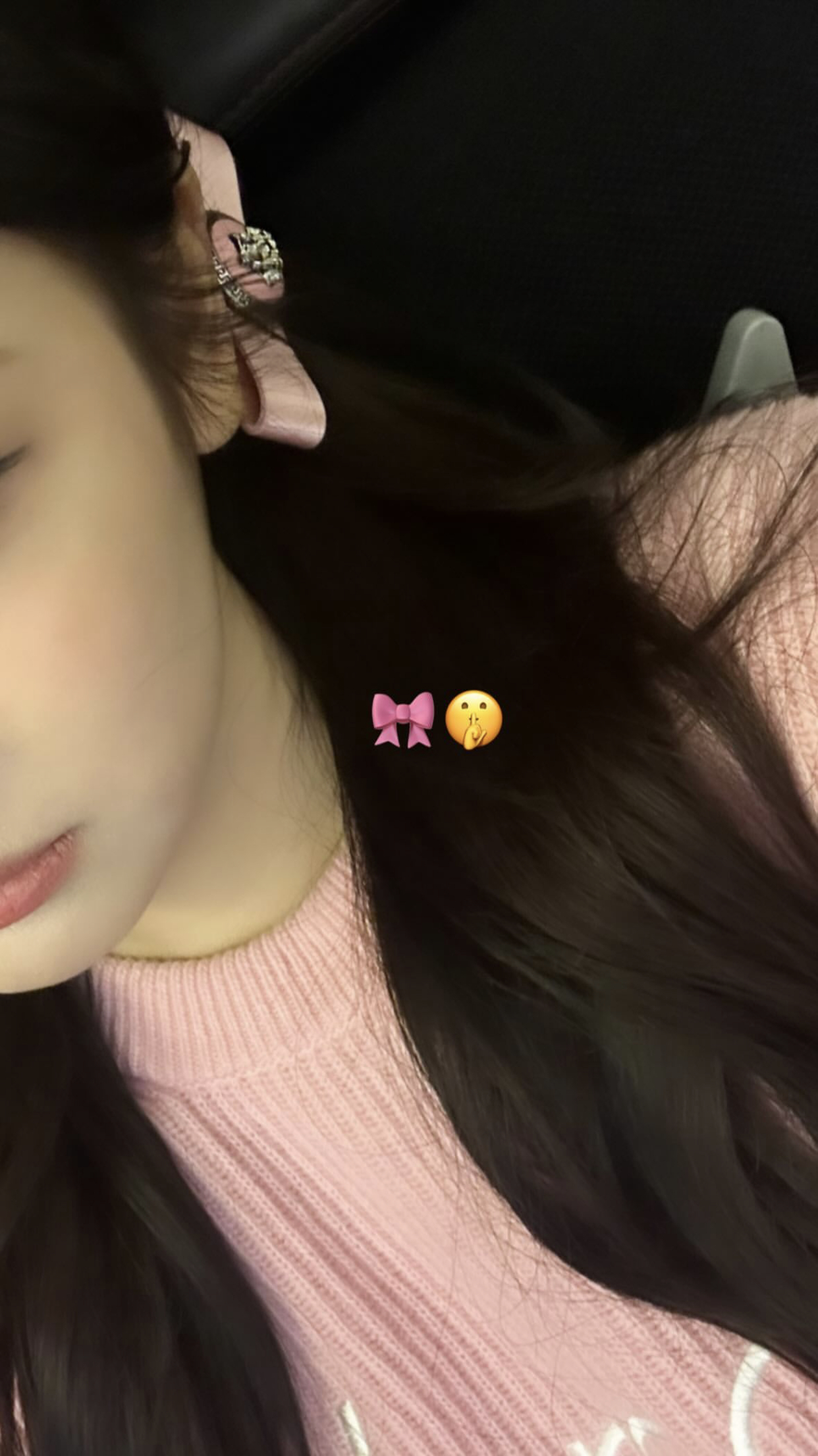 宁艺卓新自拍美照，身穿Versace 粉色针织卫衣，期待全球代言人明天大秀首秀登