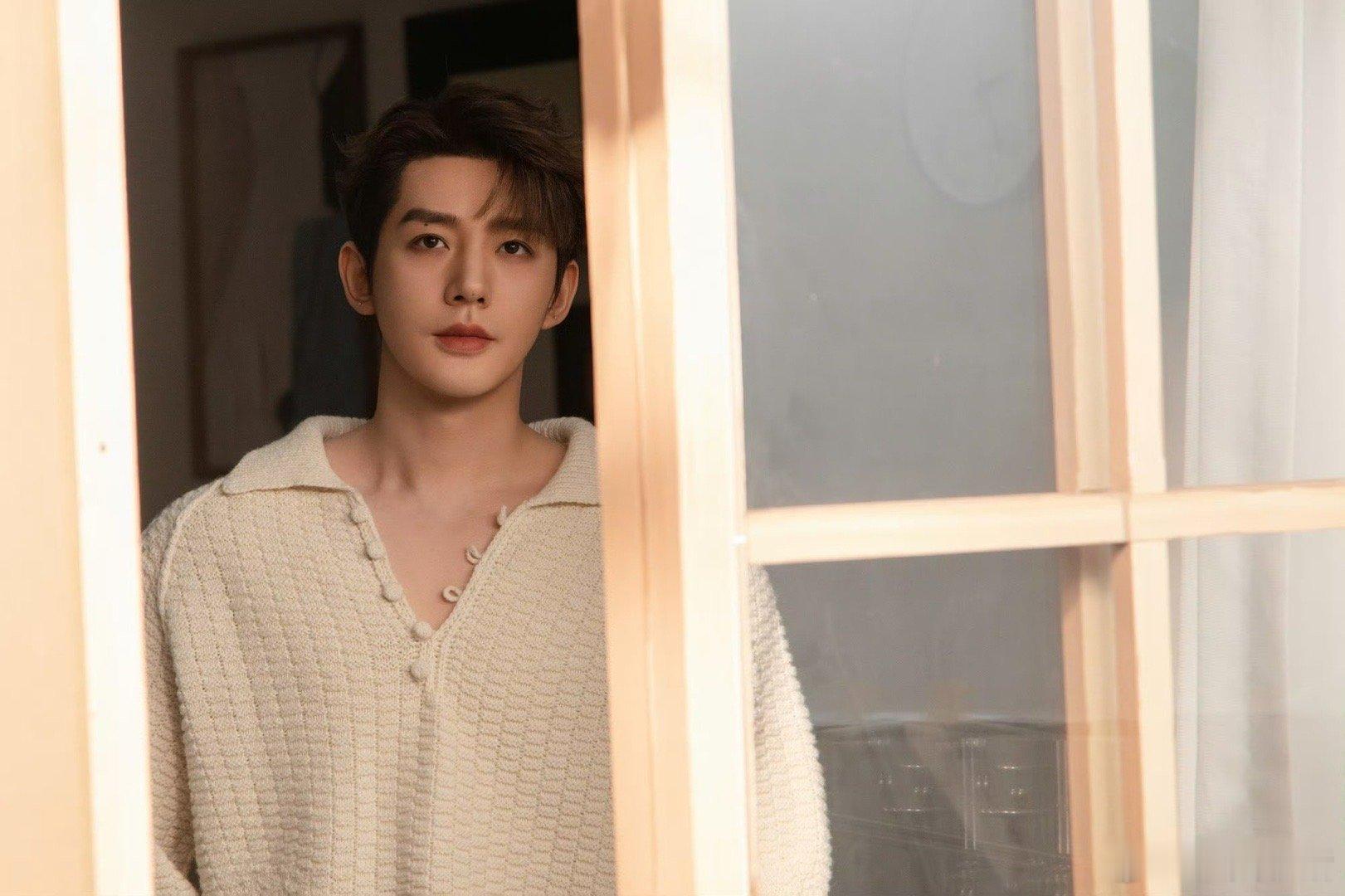 邓为代言花絮图，好居家好温柔！住一起的感觉🤤 