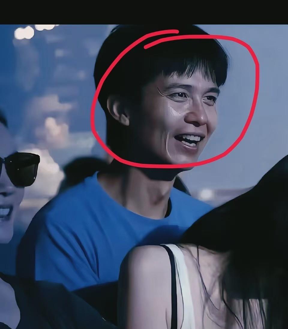 我得说句公道话。 
王菲那个男闺蜜，
在音乐节上对陈粒动手动脚，事后居然有人拿他