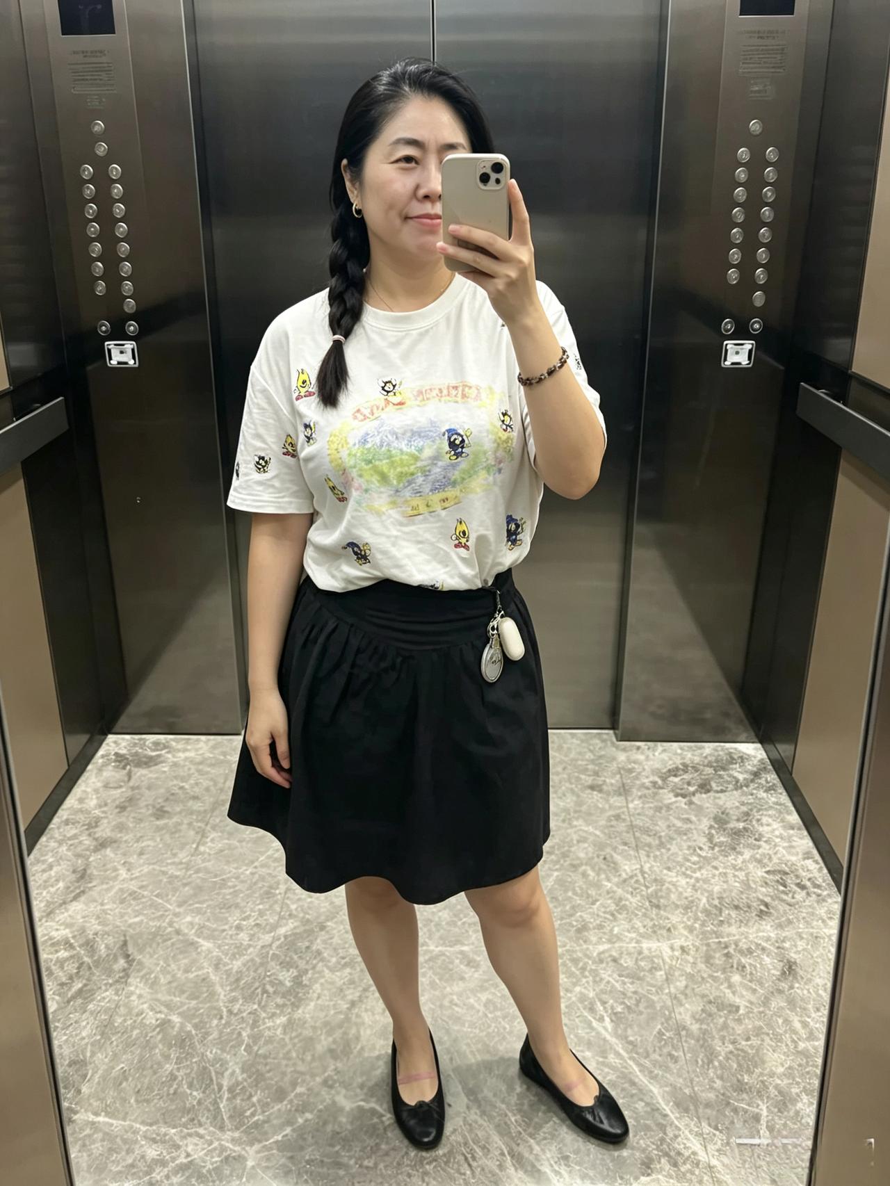 镜梯凝清照，芳姿几度新。
衣衫随景换，倩笑添温淳。