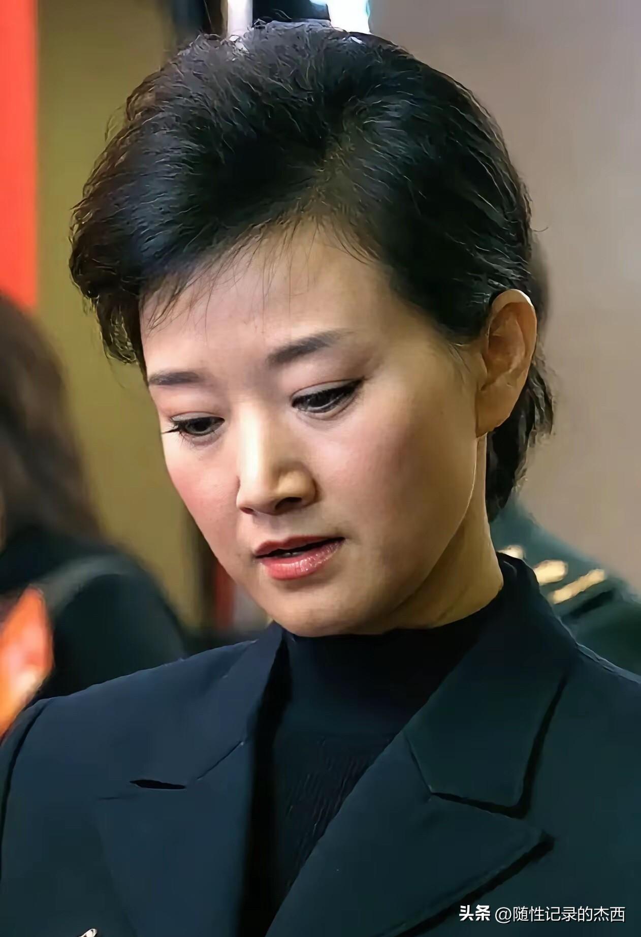 女神老了也跟我们一样有白头发，但她的发量还挺多的，应该跟平时的锻炼有关，自律，她