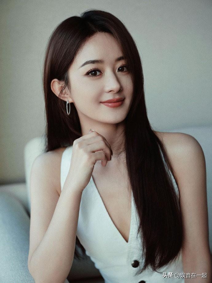 赵丽颖这次美照简直杀疯了！

11日释出的照片里，她穿白色V领露背马甲搭休闲西裤