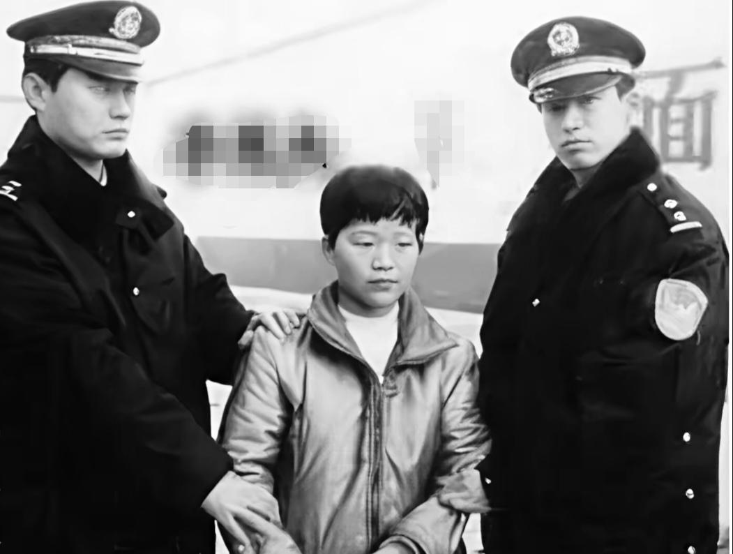 1999年起，安阳汤阴县出了桩骇人听闻的连环杀夫骗财案。

赤脚医生田雪芹逼女儿