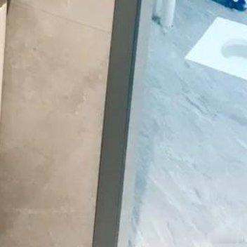 千花百卉含苞笑，杨柳飘絮争春俏。溪水鱼跃浅滩处，莺歌燕舞蜂蝶蹈。春光明媚无限好，