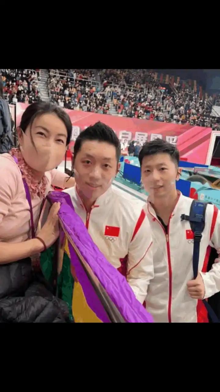 这张照片摄于2021年12月，当时正值内地奥运健儿代表团访问香港，画面中的''人