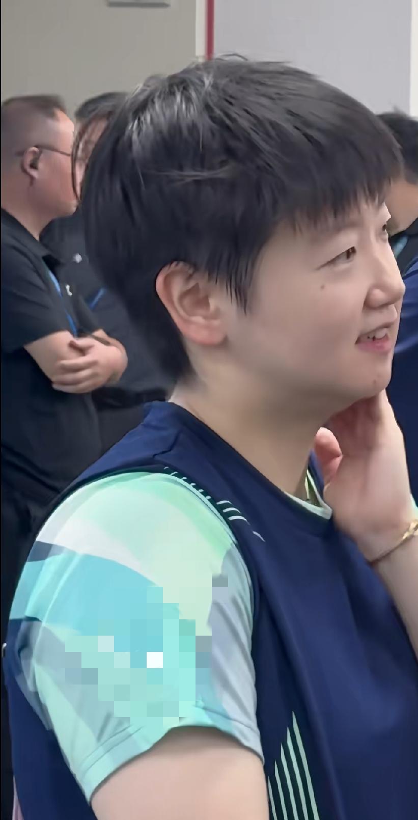 谁能拒绝软乎乎的孙颖莎！
先是抬手擦脖子上的汗，又轻轻抚过脸颊，随手拍掉身上的汗