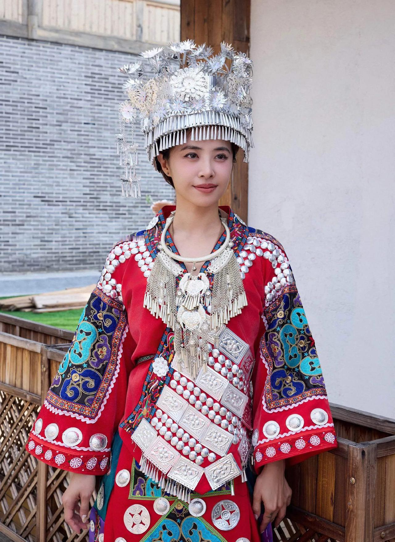 时尚天后化身苗族美少女！
蔡依林现身贵阳，身穿苗族传统服饰，太美了！蔡依林身材娇