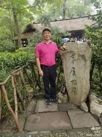 锦官城外古草堂， 风抚翠竹韵悠长。 昔日诗圣吟愁处， 今朝墨香仍绕梁。

残荷听