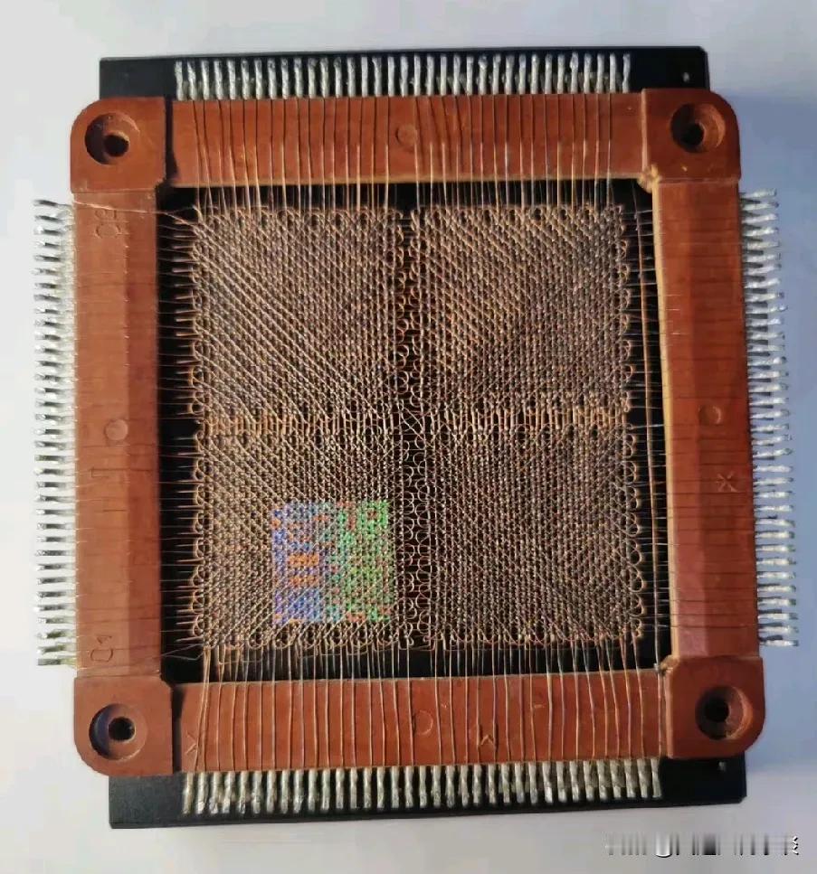 苏联时代磁芯存储器那些事儿

说起那早期的硬件发展史，简直就像是一部“存储器的逆