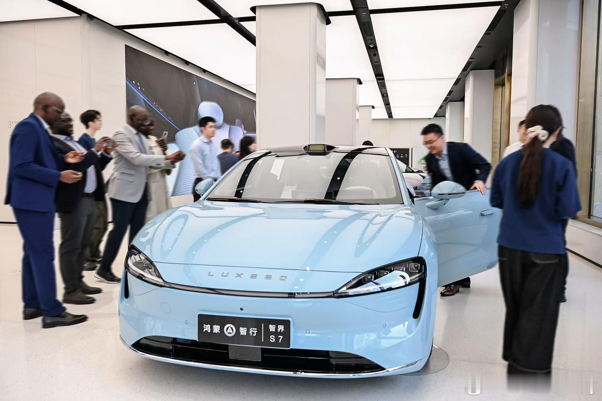 余承东称智界新S7正式售价有惊喜  这届年轻人在广州车展买什么车 在广州车展上，