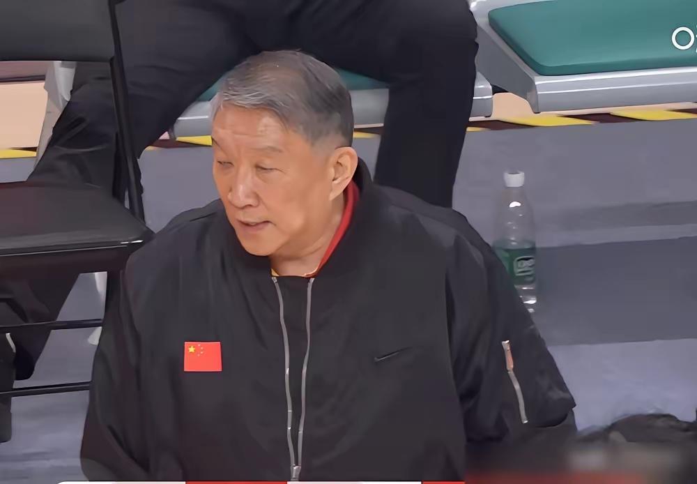 中国篮球好开会，男篮女篮都如此，搞了一个每天1000次定点投篮，女篮还搞集中式的