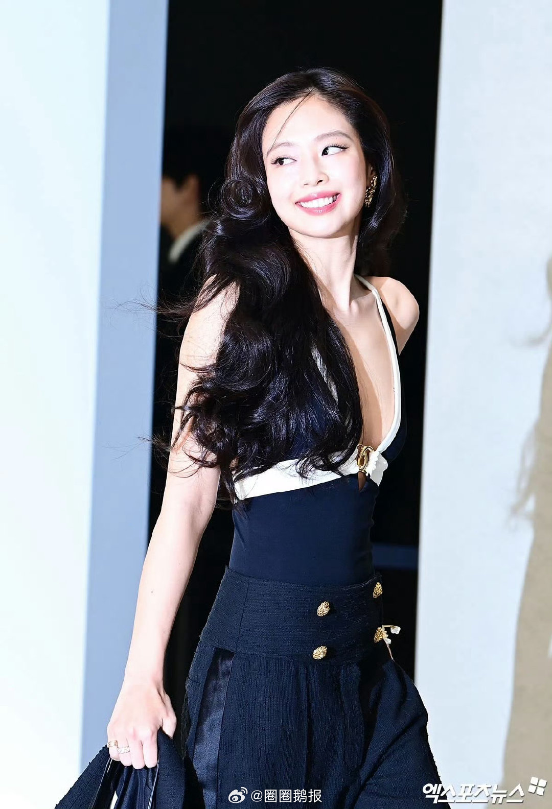 Jennie黑白挂脖裙Jennie美得毫不费力 jennie亮相秀展，美得毫不费