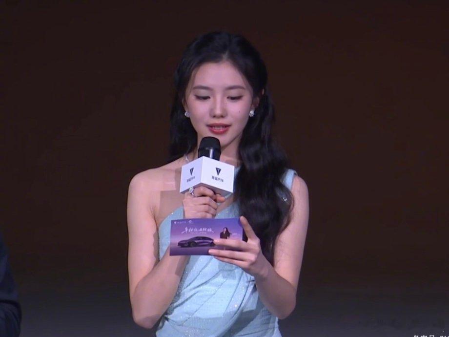 在发布会上的分享太真实！这台车不仅颜值长在审美点上，智能辅助功能更是新手救星，能