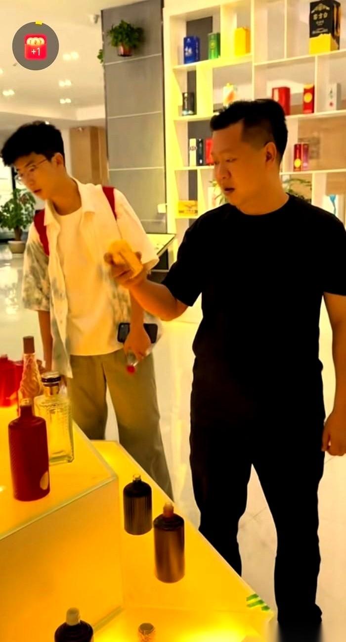 见过硬捧的，没见过连亲儿子都要按着头强行“催熟”的。
张大炮最近跑贵州湖南，把整