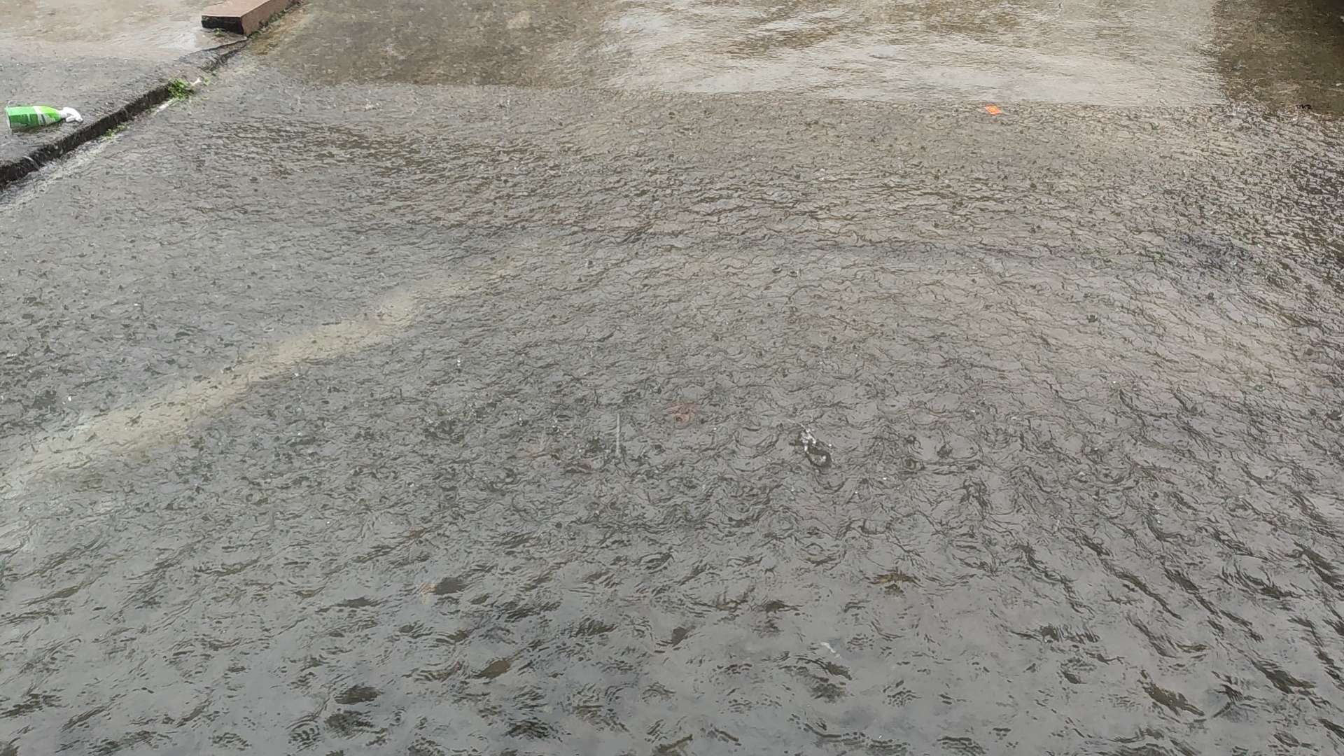 好痛苦 家里全进水了 台风我恨你 