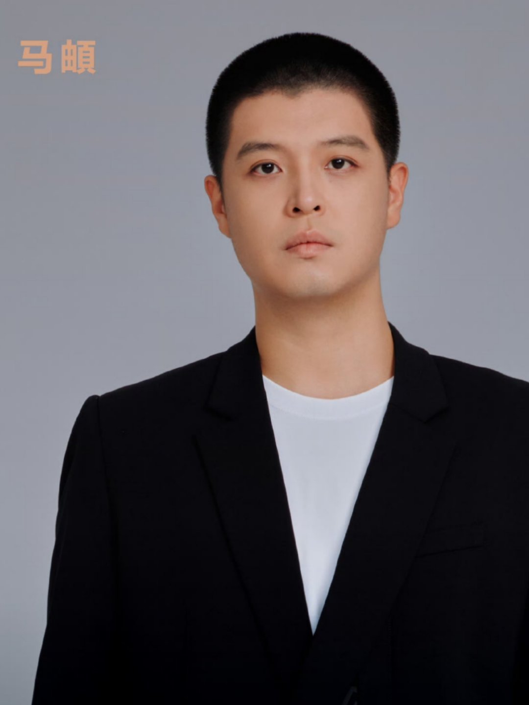马頔道歉 马頔在哈尔滨草莓音乐节登台问候时脱口而出“你好石家庄！”虽立即纠正，但