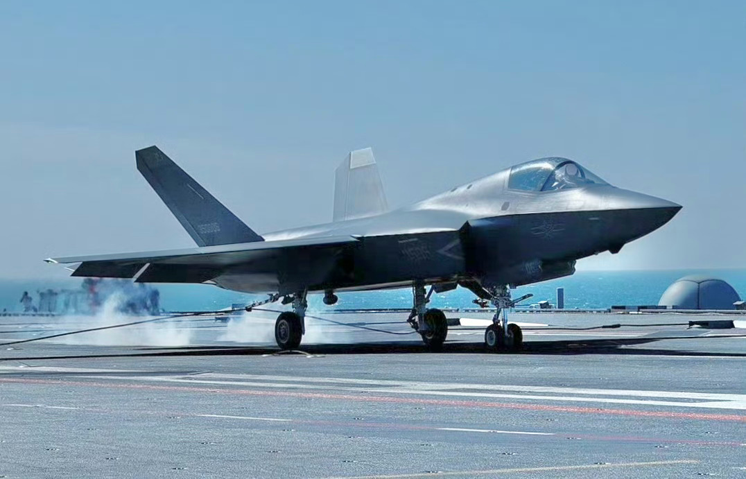同样是隐身舰载机，J-35可比F-35C的身形好看太多了烽火问鼎计划