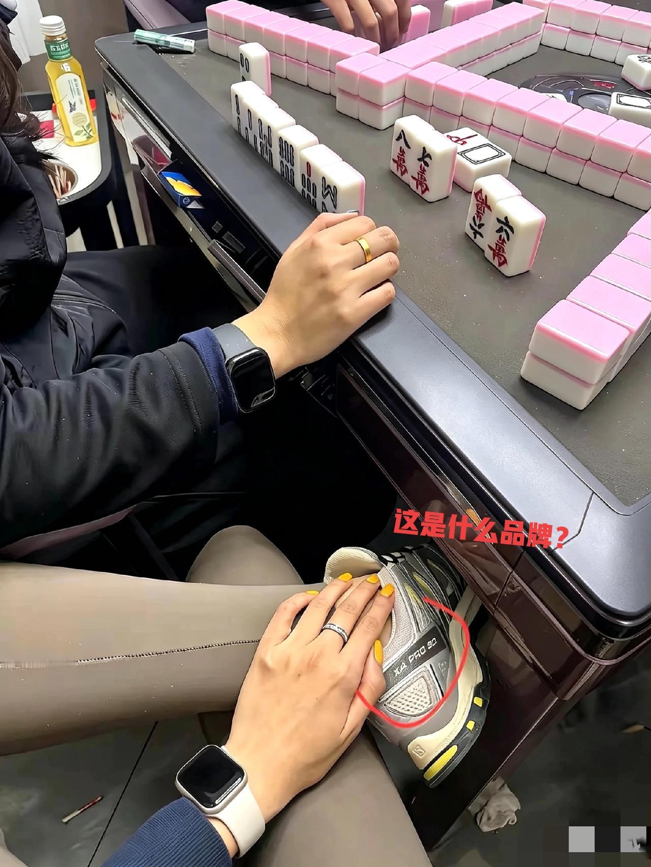在麻将馆看到这个小姐姐的运动鞋一眼就爱上了，愣是看了半天没看懂是什么品牌，兄弟姐