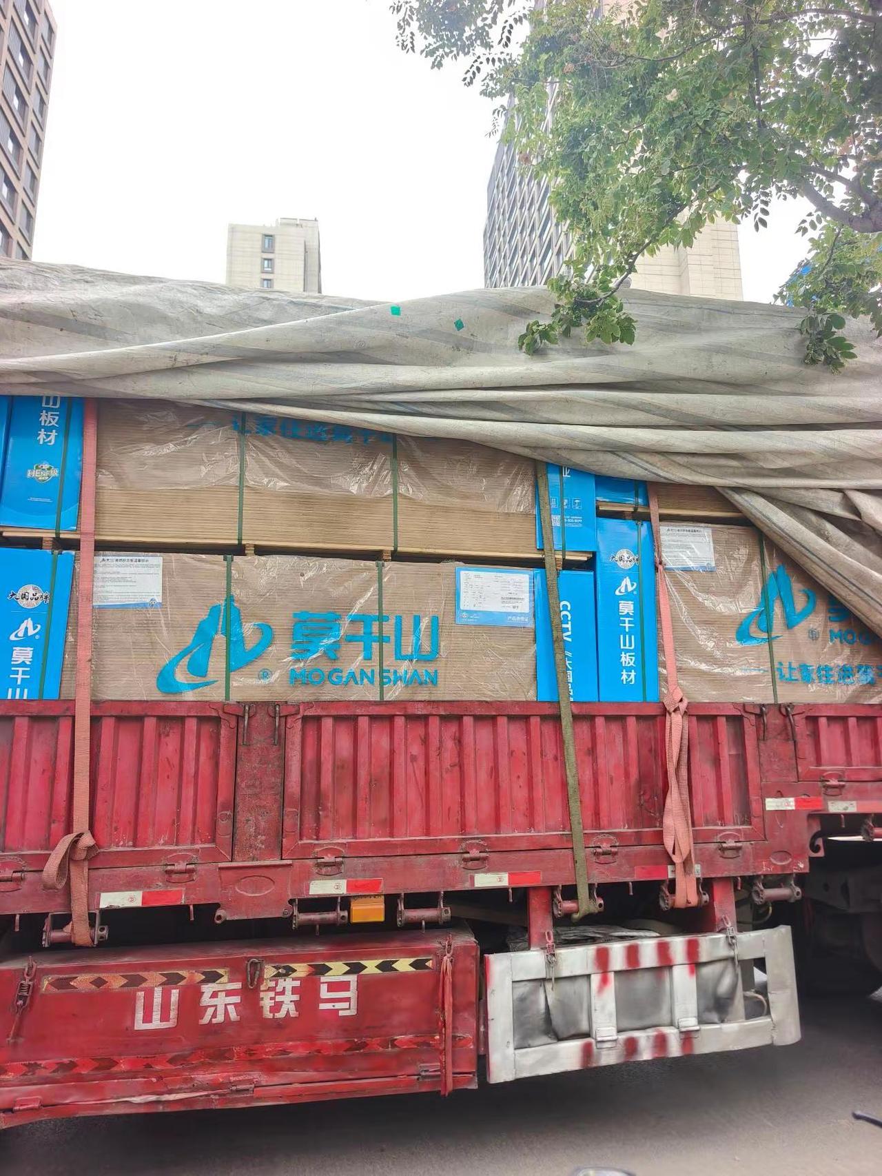 济南东部历下区长岭山片区，银丰玖玺城七期陇和院！今天路过又看到了来了两车建材，莫