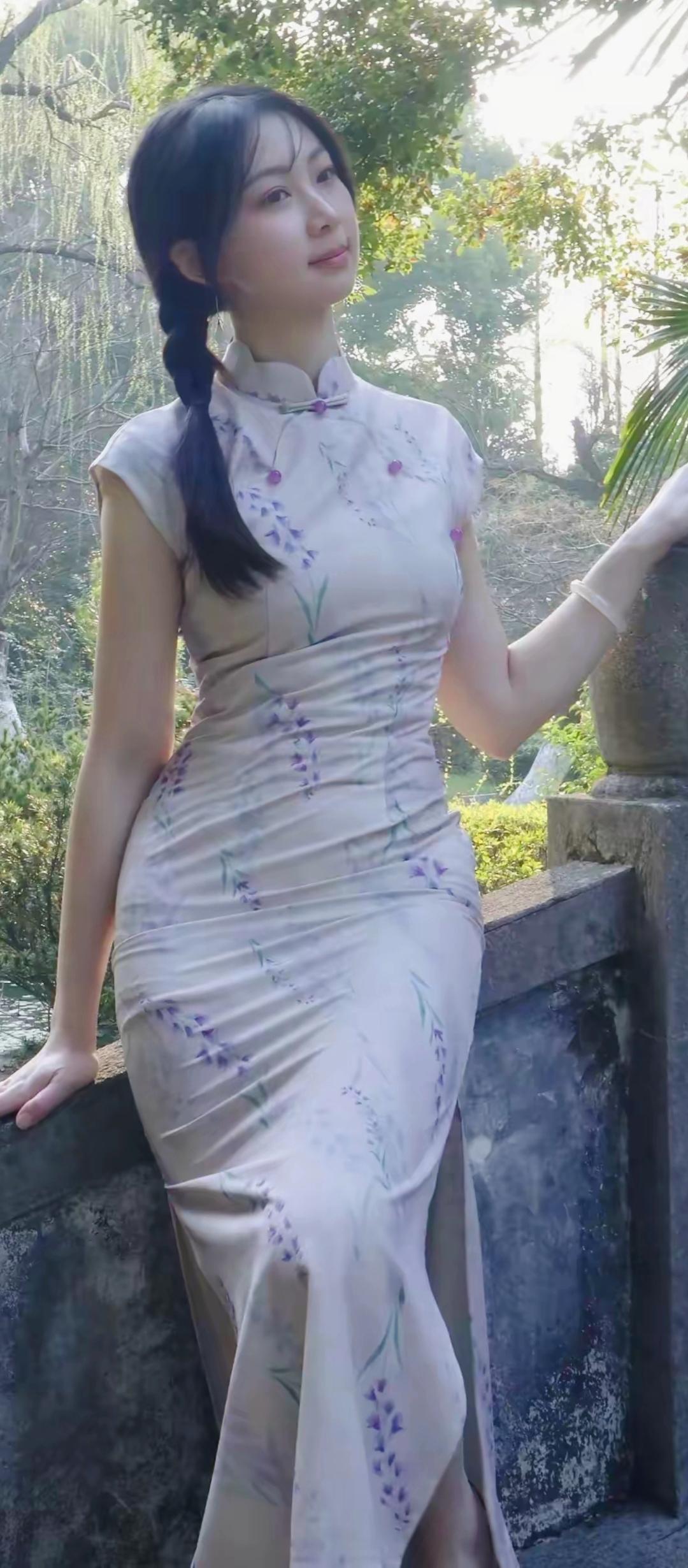 青石桥边，花影斜倚。