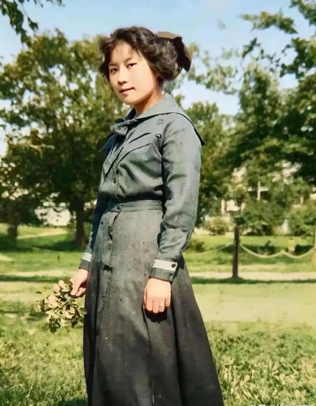 1910年，13岁的宋美龄在美国留学时的一张照片，其实早在3年前，10岁的宋美龄