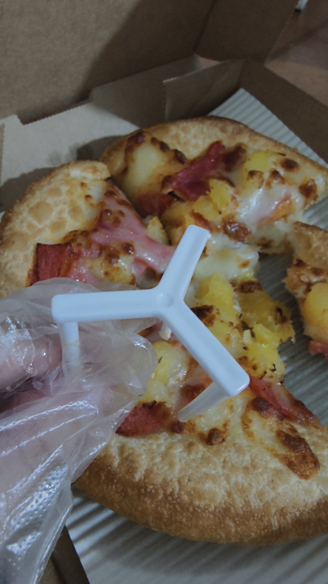为什么饮料杯是光夜的（吃披萨还送三角凳呢） 