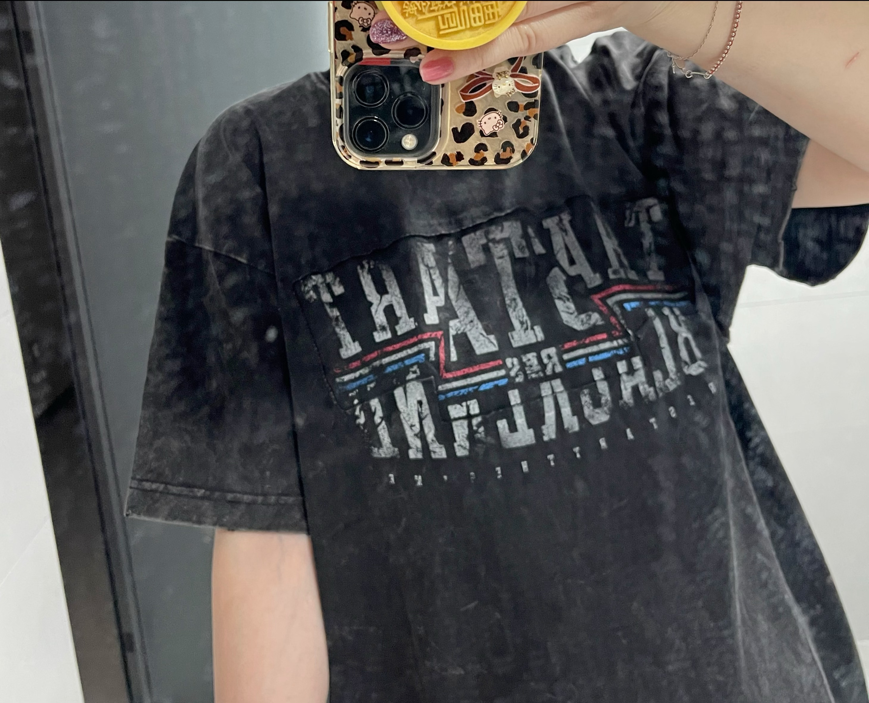 刚才看到同担发 才想起来 赶快去把衣服拿回来 真好看  再去买件浅色开始坐等今天