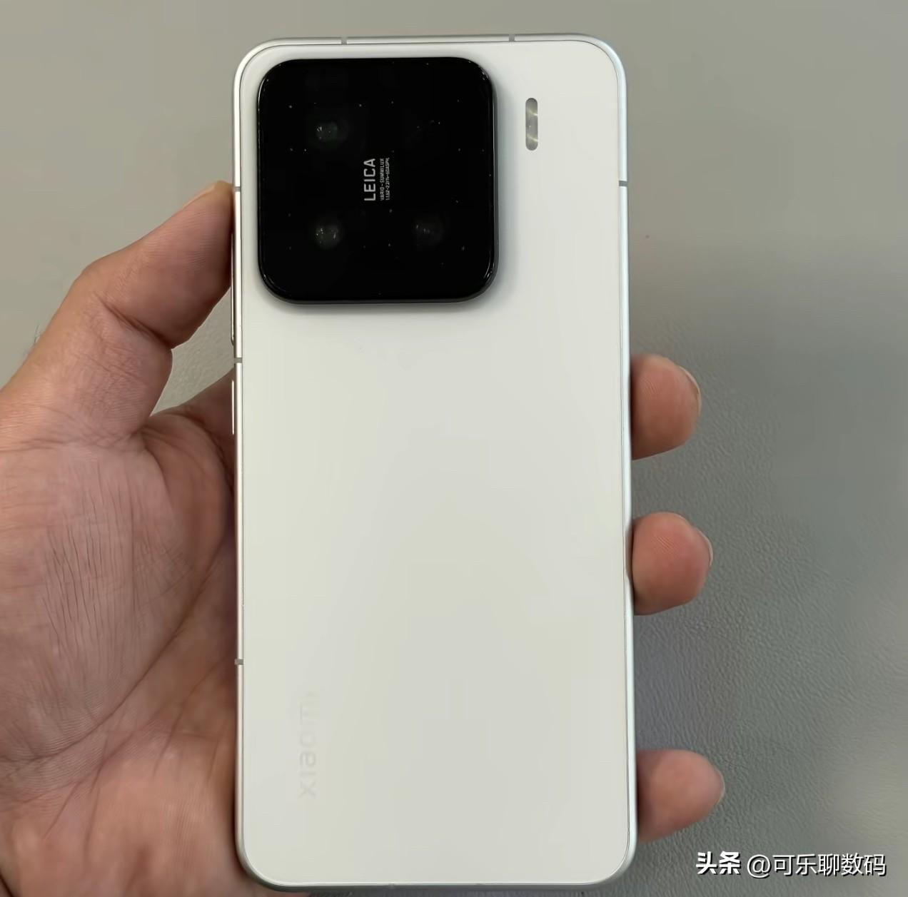 小米15这波真的把小尺寸旗舰的体验拉满了。
8.08mm的厚度配191g的重量，