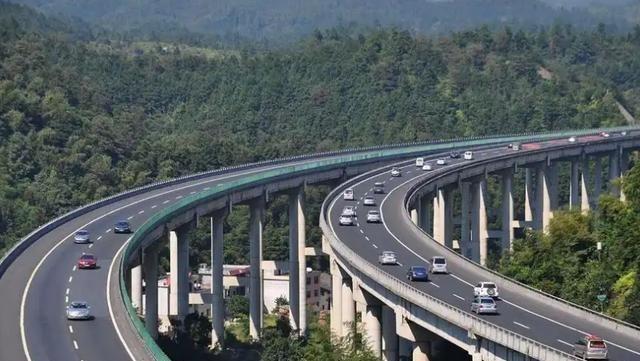 14亿中国人养不起高速？8年亏空6万亿，美国高速免费却能盈利。美国的高速随便上，