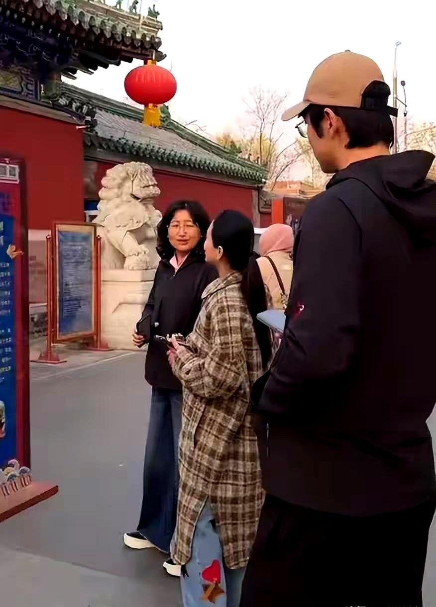 金莎这状态是不是怀孕了？
网友拍到她和未婚夫带着婆婆逛北京，脸圆润了不少，手里还