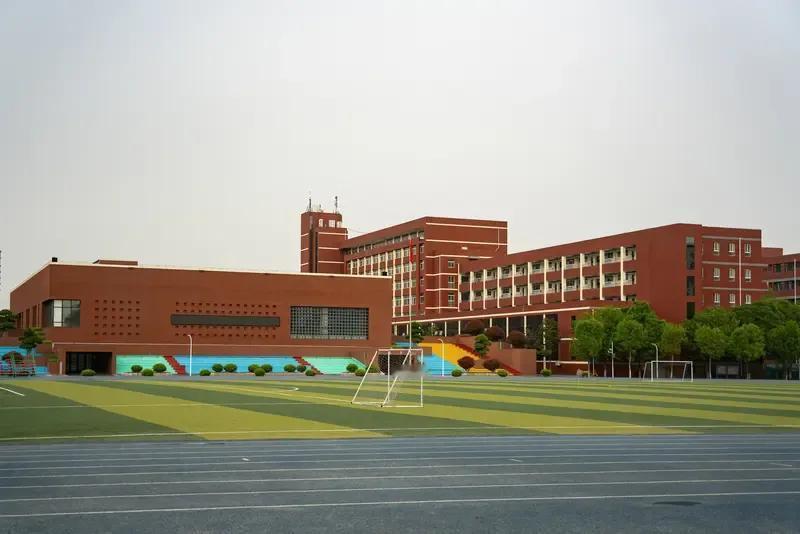 秋季学期马上就要开学了，每所学校领导班子的调整变动通知也出来了。五十四岁的贺副校