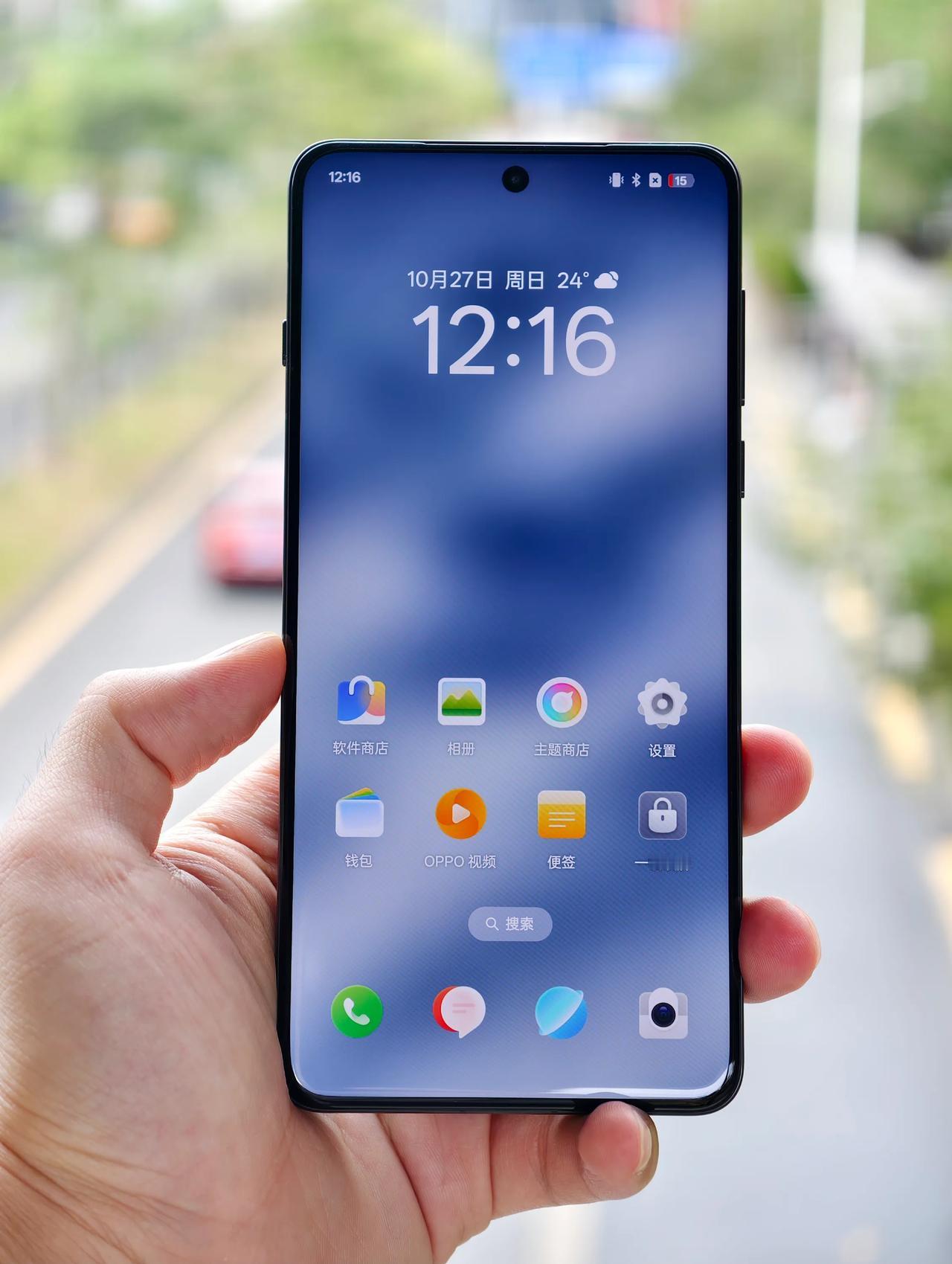 黑色的OPPO Find X8 Pro摄像头模组更加一体化，加上柔光的质感，比较