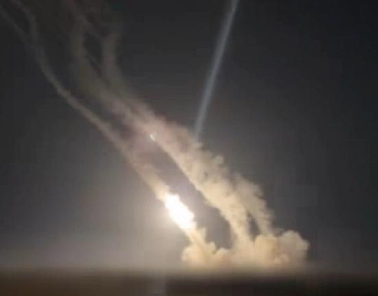 只不过是美国偷袭占领控制霍尔木兹海峡的烟雾弹罢了，伊朗别大意啊！美伊和谈谁是赢家