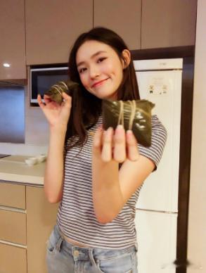 周星驰说:“拍美人鱼时当时她要是没有把名字改，我可能不会选她。” 其实林允的原名
