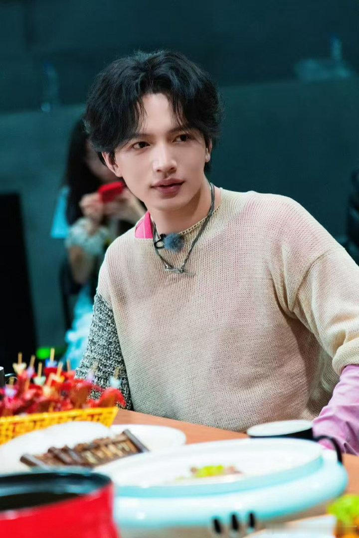 叶润泽送考人王栎鑫从幕后走向聚光灯下，rapper叶润泽迎来真人秀直播首秀，沉淀