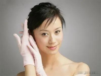 演员倪虹洁在综艺节目中透露，需独自承担五位长辈的赡养责任。我姑姑，姑父也未育，我