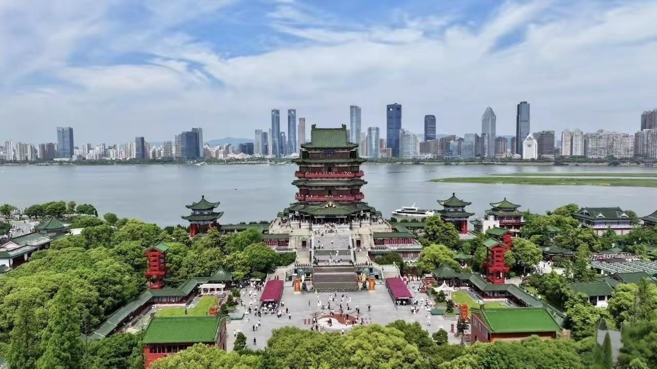 诵古文得终身免票！滕王阁这场盛会，让千年文脉流淌在赣江之畔
 
三篇古文背诵，能