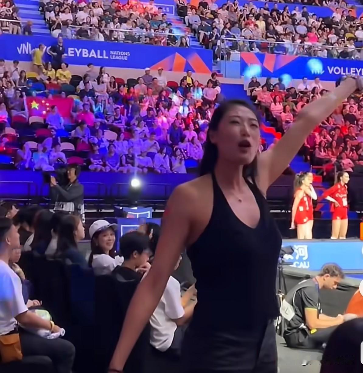 赛场温馨又感人一幕！中国女排的大哥刘晏含亲自跑澳门自费看球赛，来现场支持这支年轻