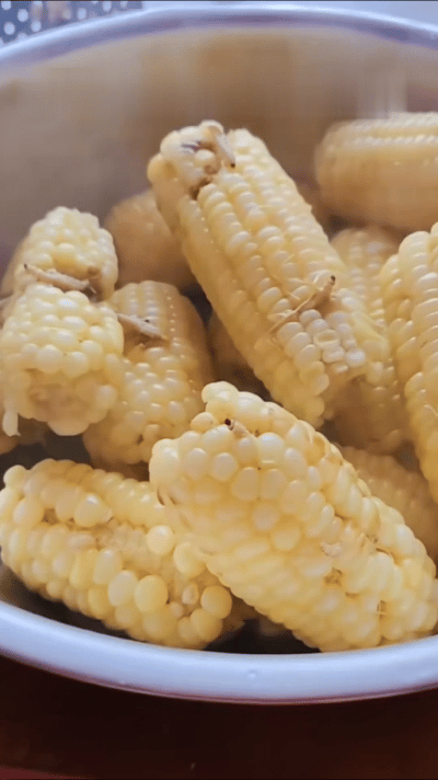 卖玉米的阿姨说：我这玉米绝对绿色食品，一点农药都没打过。经确认，阿姨没骗人，真的