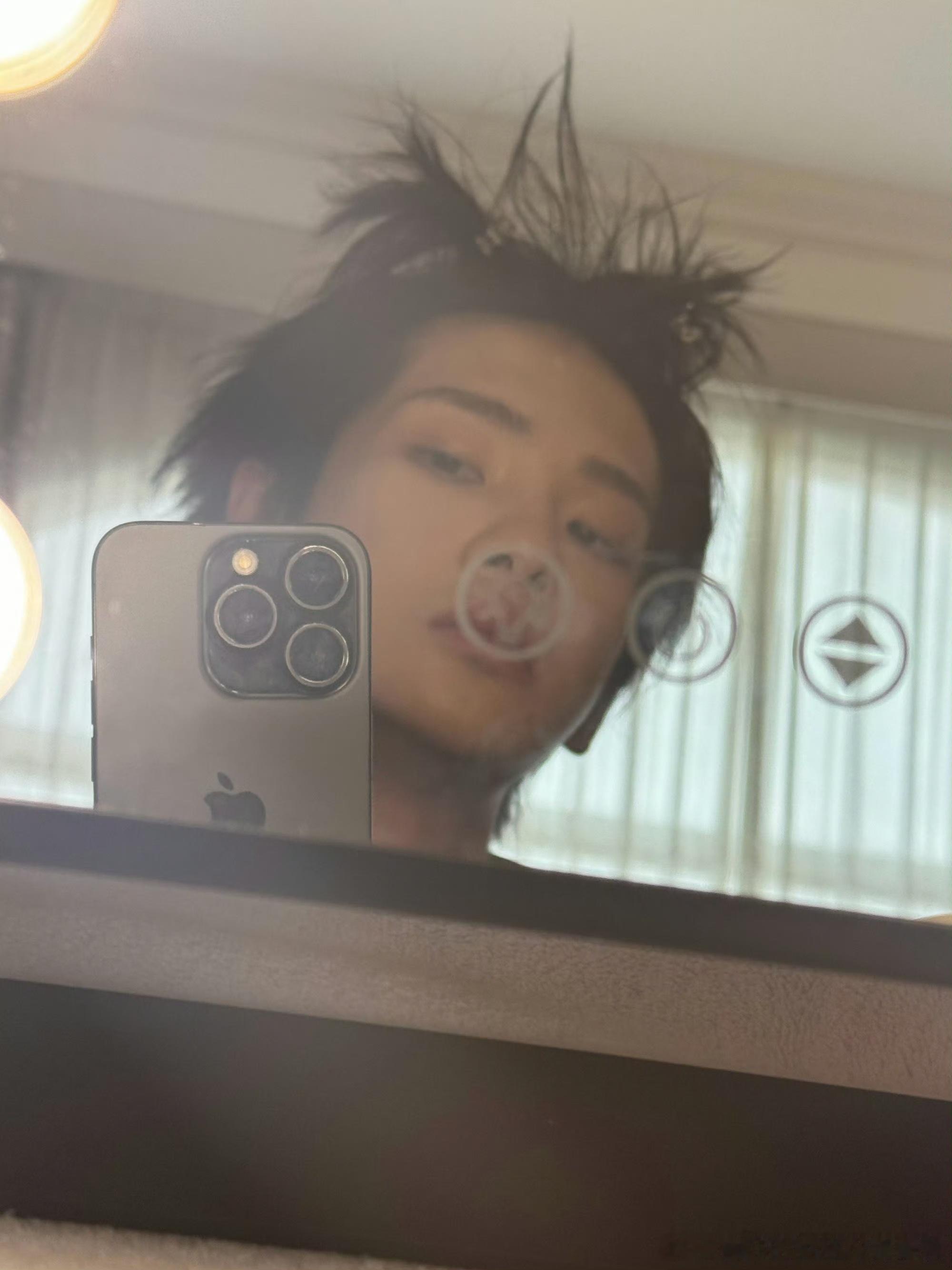 周震南演唱会出场发型周震南发型有点炸谁懂啊！周震南的炸毛造型真的很有记忆点，乱糟