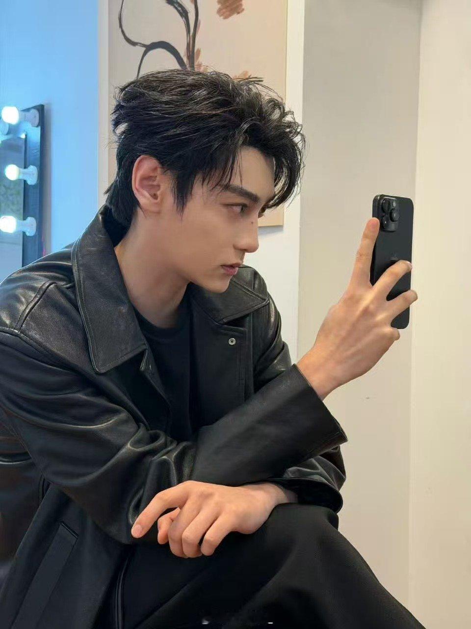 田栩宁说四载同行感恩相伴从初识到相伴四年，时间见证了彼此的成长。田栩宁的感恩之言