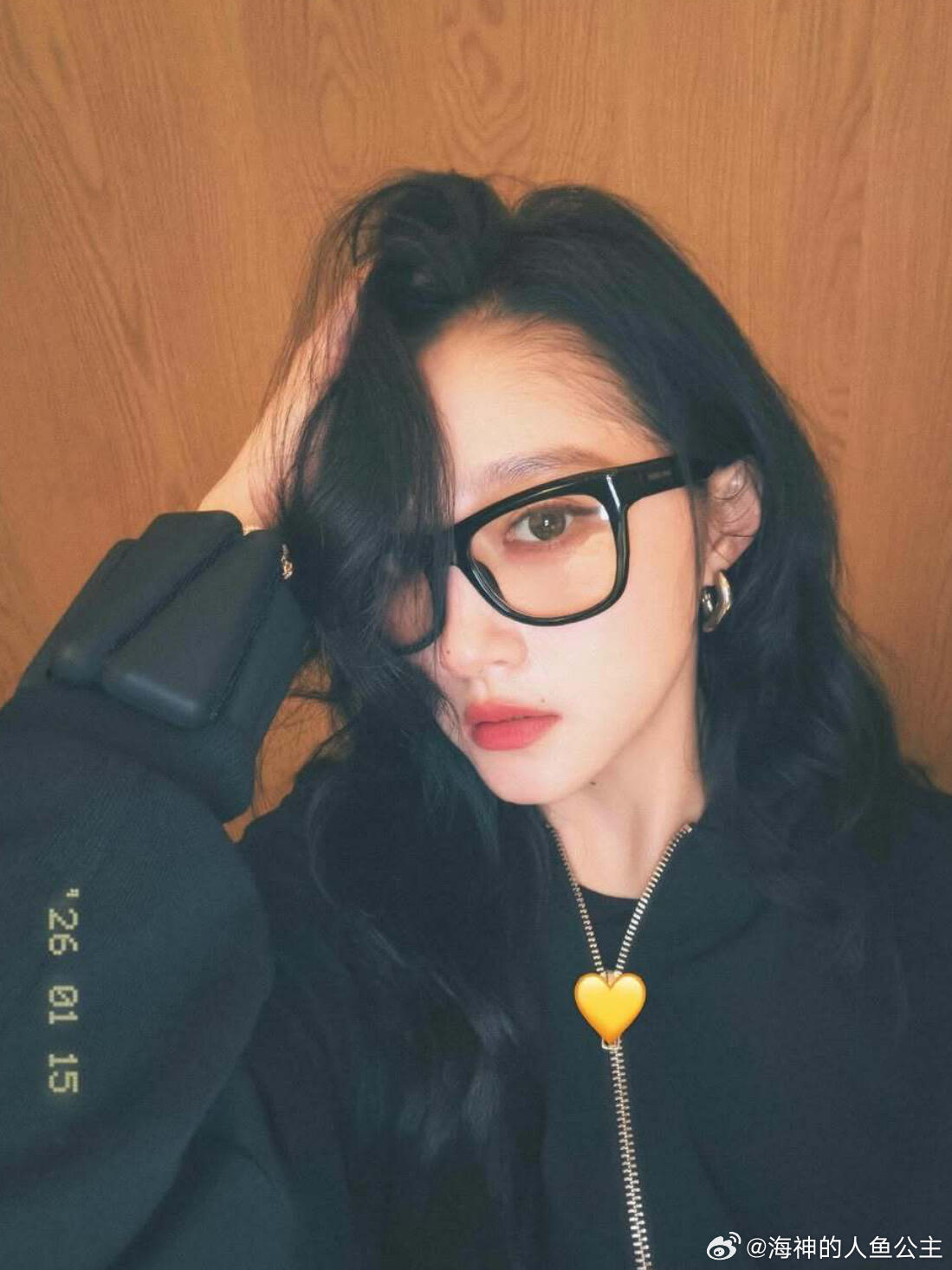 关晓彤黑框眼镜又出神图了 
