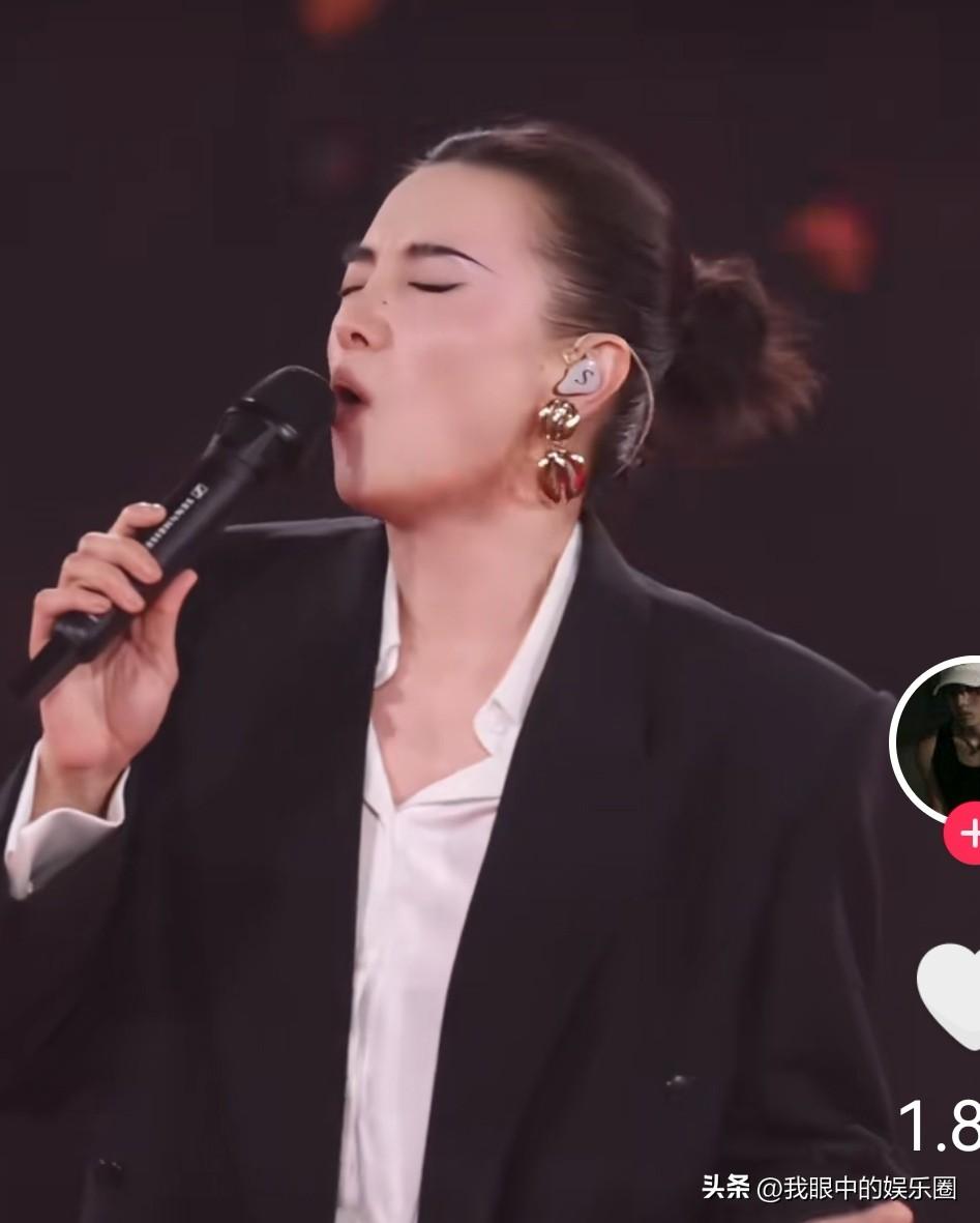 如何看宋佳助阵那英演唱会

南京站那英演唱会现场，作为被邀嘉宾，影视演员宋佳和那