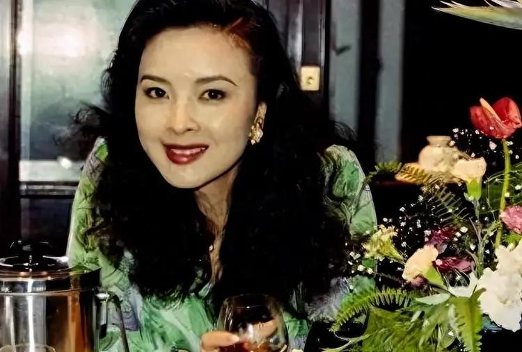 "她用27万美金与死神赛跑，只为在故乡的土地上停留5天，生前捐出20万建校，让艺