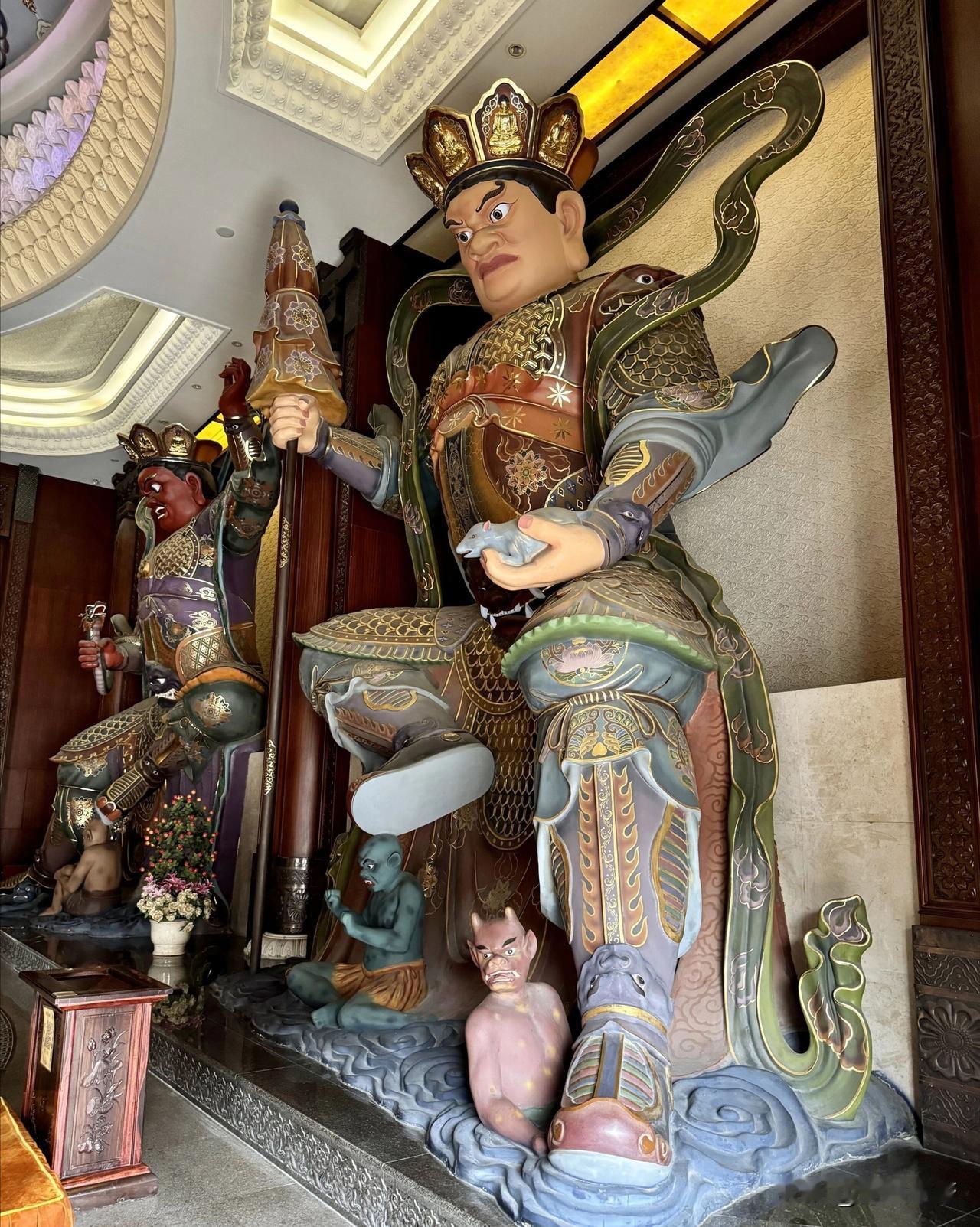 东方持国天王（提多罗吒），手持琵琶。
红圈里被天王脚踩的青面鬼神，分两层含义：