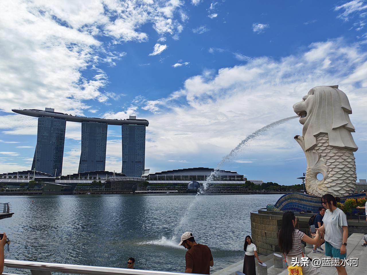 鱼尾狮公园游记
 
     游新加坡，鱼尾狮公园是必打卡的地方。它坐落于滨海湾
