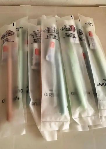 如果不是央视记者卧底暗访，这事还要瞒我们多久？堆积如山的废旧化工桶、破拖鞋，在作