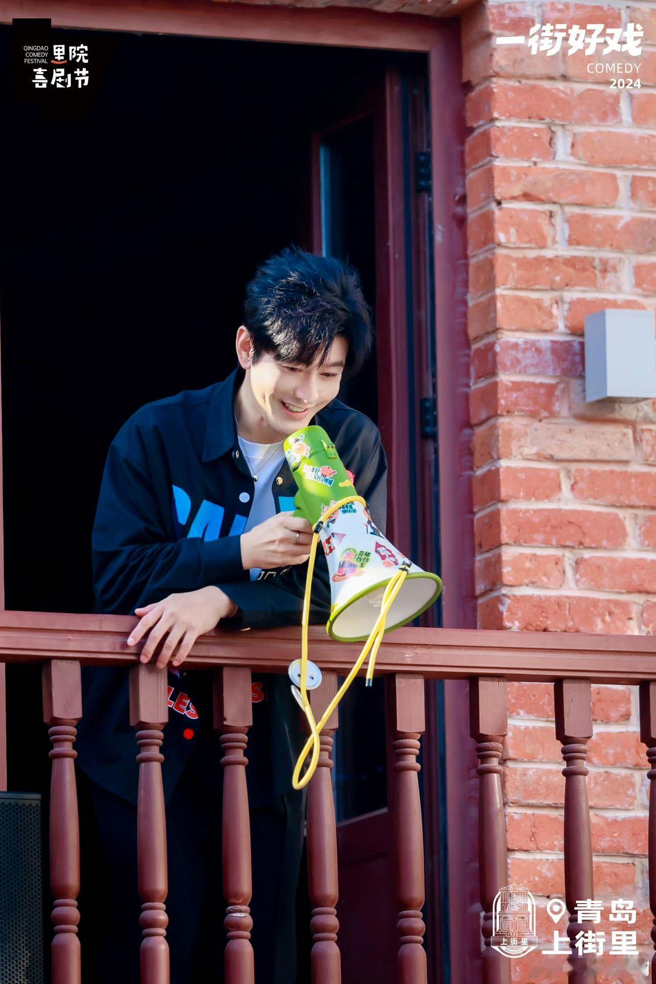 #黄晓明中指戴钻戒#黄晓明又一首《恁妈真幸福》代表作哈哈，不管人红到了什么地步，