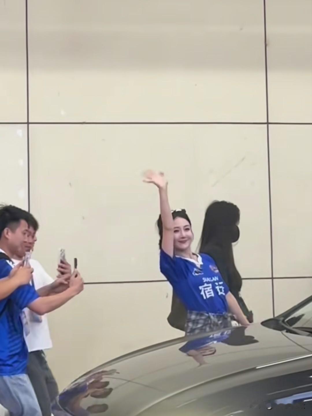 情义宿迁，深爱之城！
虞姬饰演者李依晓老师现身苏超足球联赛宿迁主场看比赛！